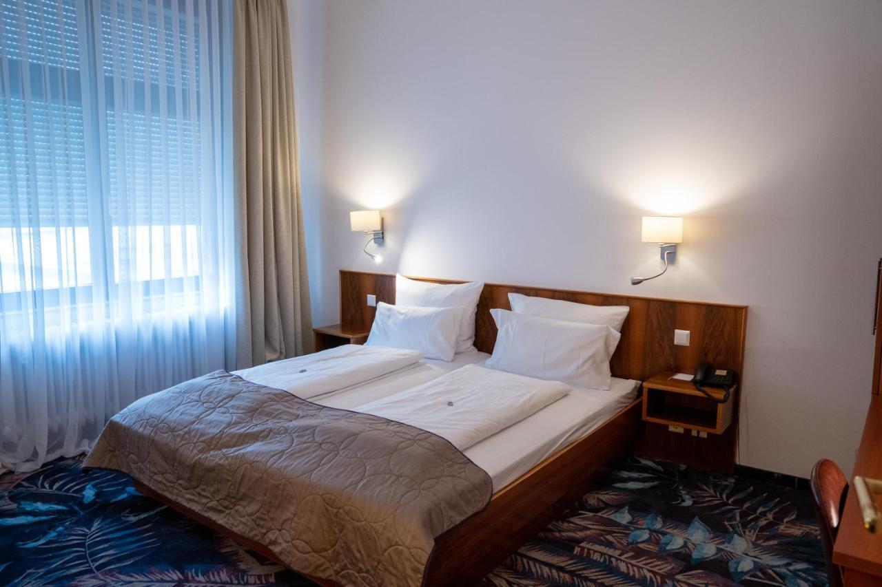 Hotel Etol Баден-Баден Екстериор снимка